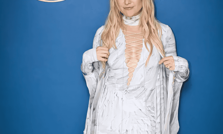 Kate Hudson Stuns in Boho Chic: A Lace-Up Dress to Remember